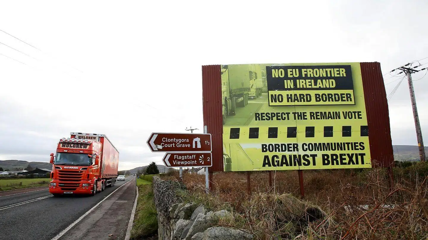 Sådan ser grænsen mellem Irland og Nordirland ud i dag – den er ikke-eksisterende. Og det skal den også blive ved med at være, er EU og briterne enige om. Spørgsmålet er hvordan.