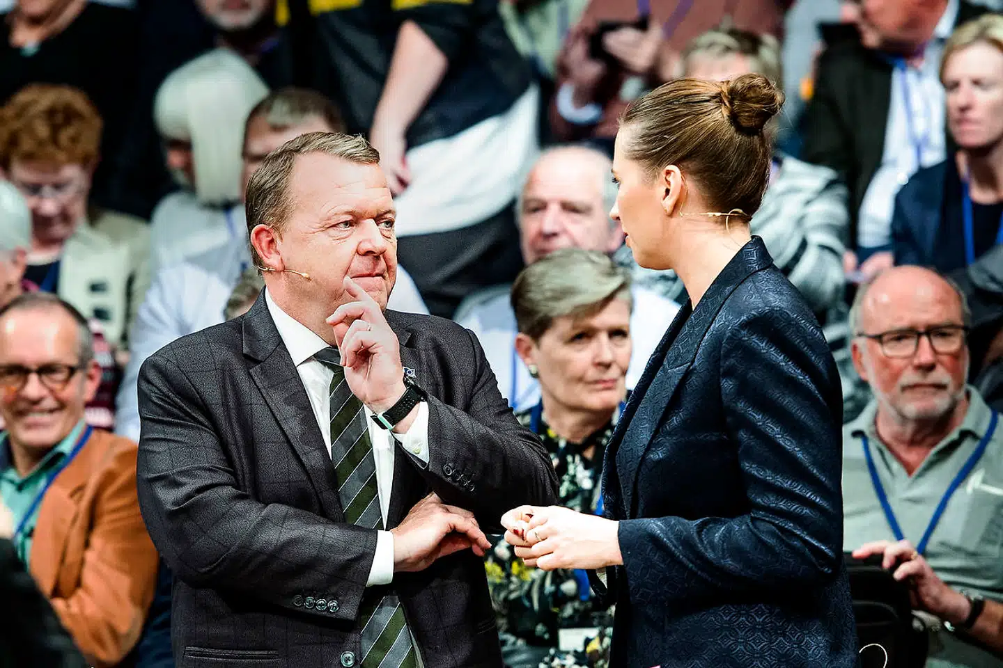 Åbensindede mennesker, der gerne vil høre alle sider af en sag og søge ny viden, er stærkt politisk engagerede og aktive. Men de har også mindre tillid til politikerne. Her deltager statsminister Lars Løkke Rasmussen og Mette Frederiksen sammen med 400 borgere i november i Folkehøring om fremtidens EU.