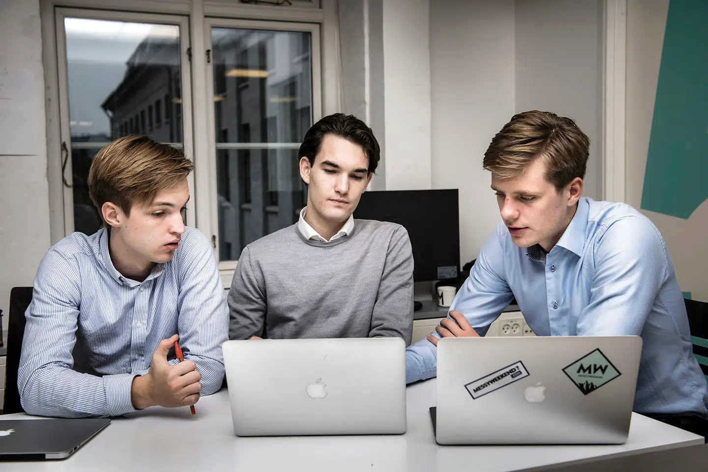 Nikolaj Bødker Wilckens (tv.), Magnus Christian Reckert og Mads Koch Petersen (th.) er alle tre førsteårsstuderende på CBS. De har sammen med Carsten Søndergaard stiftet virksomheden Mimer. Han er andetårsstuderende og lige nu på udveksling i USA. Carsten Søndergaard er Mads Koch Petersens kammerat fra gymnasiet, og han blev en del af Mimer efter at have hørt om drengenes idé fra Mads.