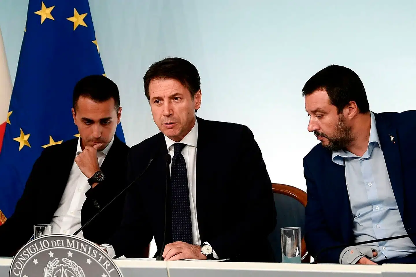 En italiensk trio af finanspolitiske provokatører udfordrer EU og eurosamarbejdet: Premierminister Giuseppe Conte flankeret af sine vicepremierministre og regeringens reelle magthavere, Femstjernebevægelsens leder, Luigi Di Maio (tv.), og Matteo Salvini, der står i spidsen for Lega.