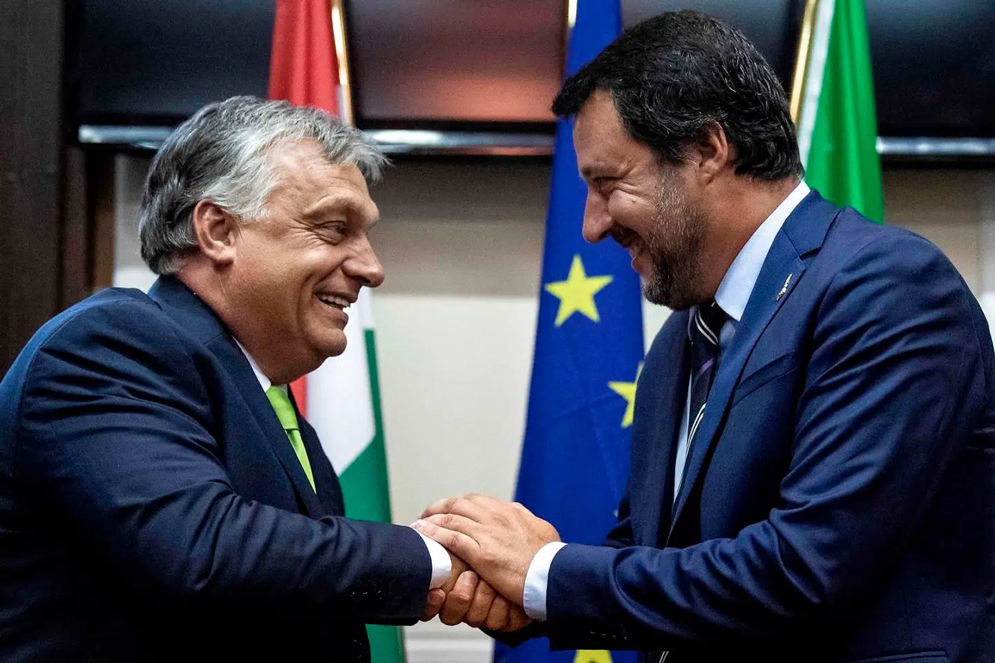 Den italienske vicepremierminister, Matteo Salvini (th.), og Ungarns premierminister, Viktor Orbán, står i spidsen for en alliance af højrenationale partier, der har sat sig for at vinde indflydelse i EU ved næste års valg til Europa-Parlamentet. Til det formål er konflikten omkring Italiens finanslov perfekt.