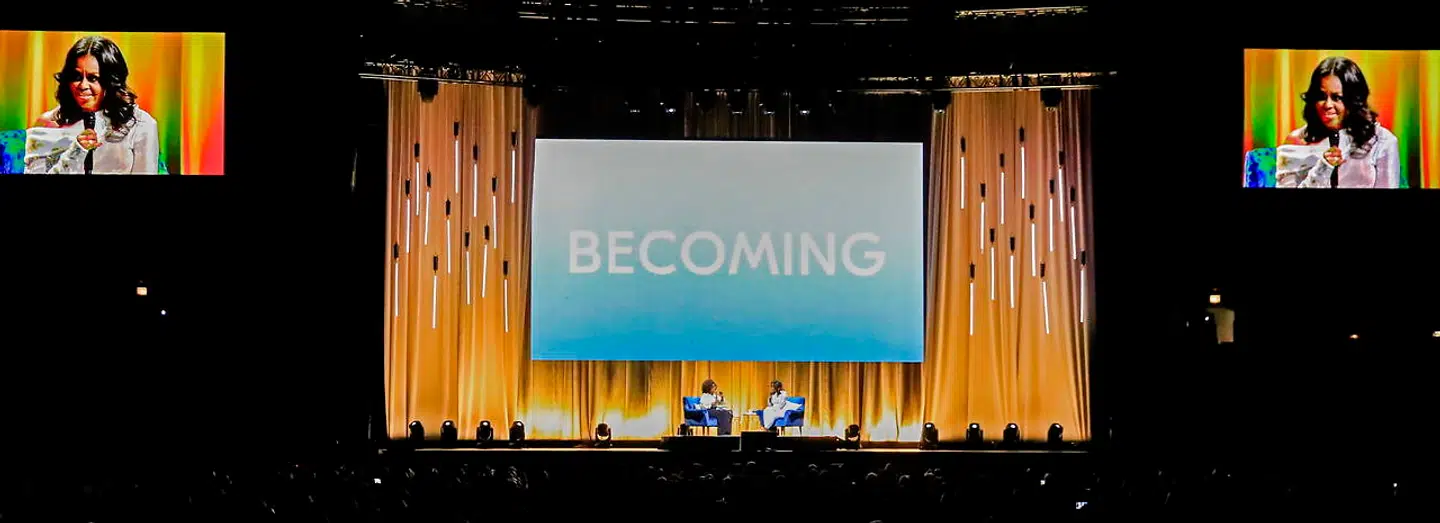 Michelle Obama sparkede sin bogturné i gang på hjemmebanen i Chicago sent trirsdag aften dansk tid. Det skete sammen med Oprah Winfrey på en gigantisk scene i den enorme arena, United Center.
