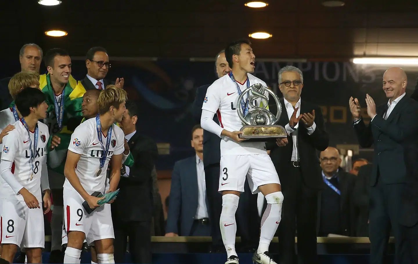 FIFAs præsident, Gianni Infantino (længst til højre), var tidligere på ugen i Iran, hvor han overrakte trofæet til vinderen af AFC Champion League finalen på Azadi Stadion i Teheran. Infantino har luftet ideen om, at der skal 48 hold med til VM i Qatar. Det vil i givet fald udløse et akut pladsproblem hos værterne i Qatar.