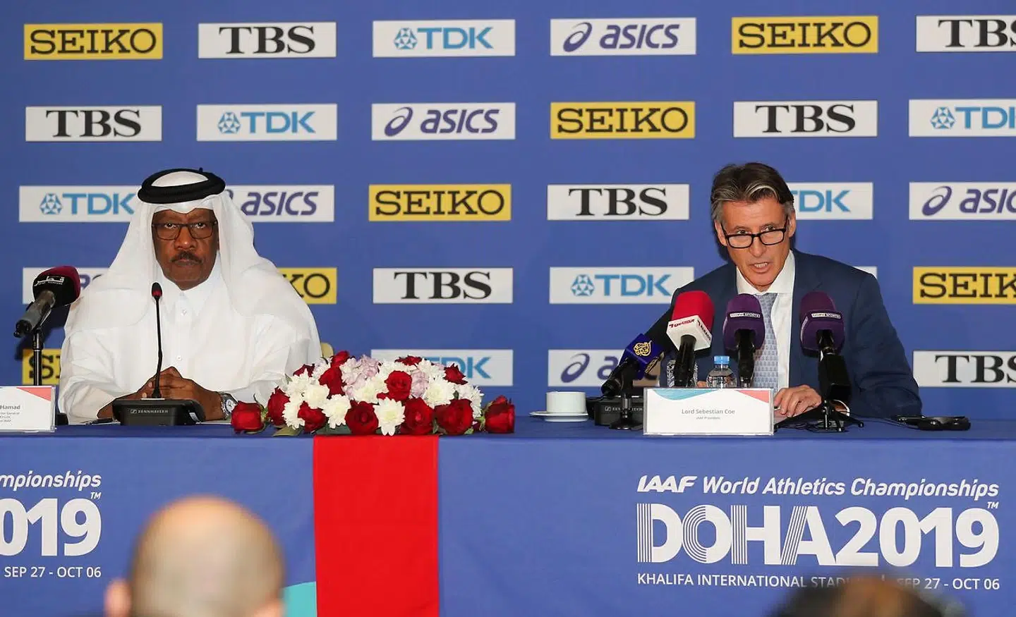 Under et besøg i Doha, Qatar advarede Sebastian Coe, præsidenten for det internationale atletikforbund, mod en boykot af VM i atlektik, der finder sted i Qatar næste år.