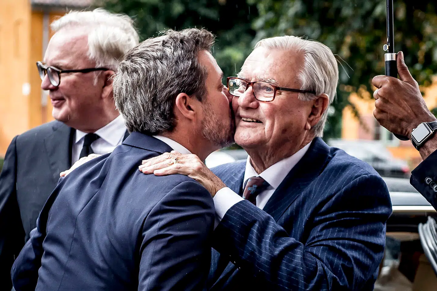 Prins Henriks fødselsdag, 11. juni, er ikke længere en officiel flagdag i Danmark. På billedet hilser Prinsen og kronprins Frederik på hinanden ved Peter Zobels bisættelse i Sankt Pauls Kirke i København fredag 8. september 2017.