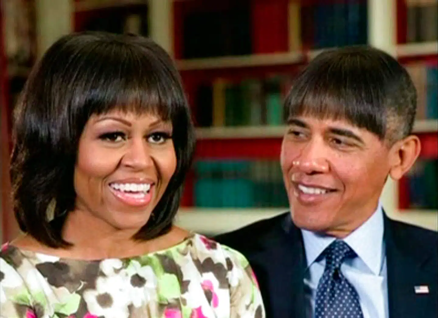 Obama gjorde i 2013 grin med sig selv til den årlige Correspondents' Dinner i Det Hvide Hus i Washington. Der blev blandt andet vist disse billeder, hvor han har fået samme pandehår som sin hustru, Michelle – noget, der blev debateret heftigt, da hun fik det.