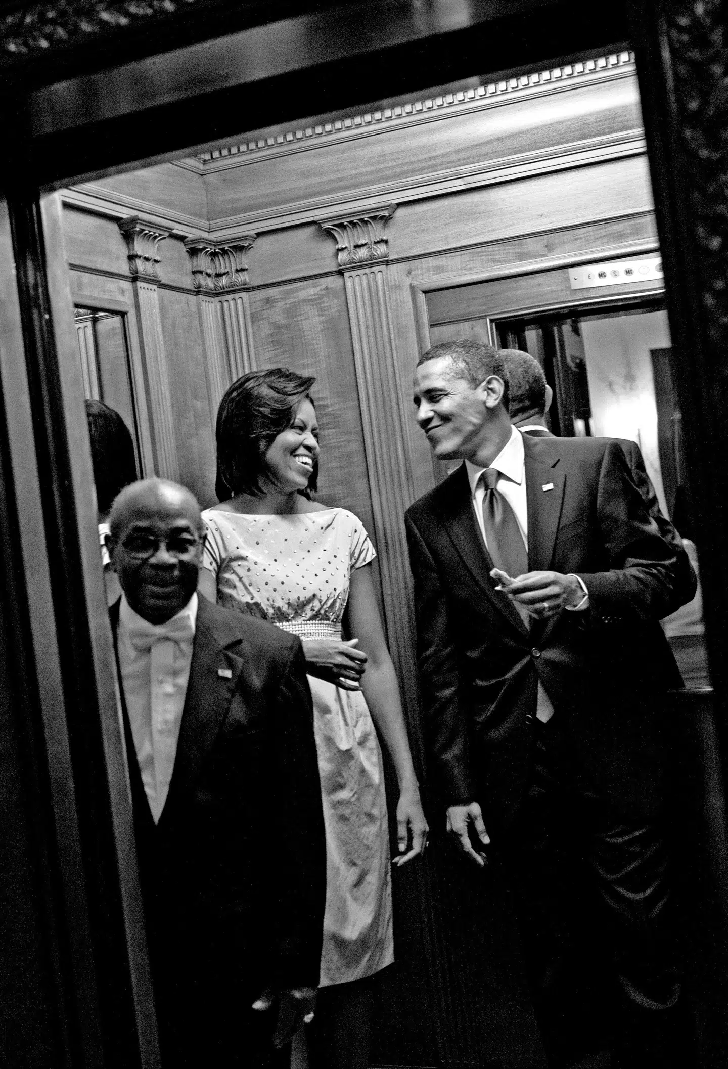 Wilson Jerman (der ses her) kom til Det Hvide Hus første gang i 1957. Som mange af butlerne og personalet i residensen gjorde han tjeneste med værdighed under flere forskellige præsidenter. Her ses de i en elevator i Det Hvide Hus d. 4. maj 2009.