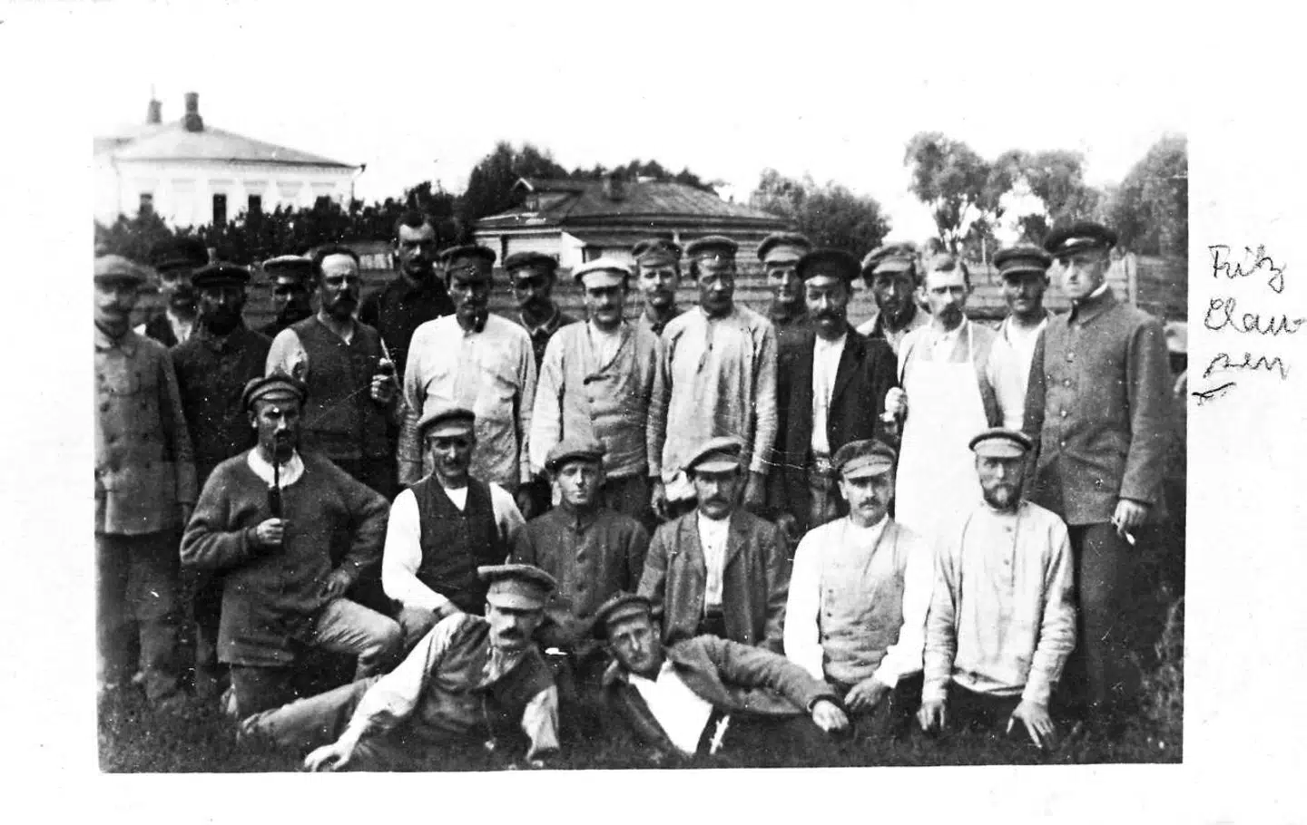 Dansksindede krigsfanger i Rusland fotograferet i 1917. Yderst til højre ses den senere danske nazileder, Frits Clausen.Scanpix.