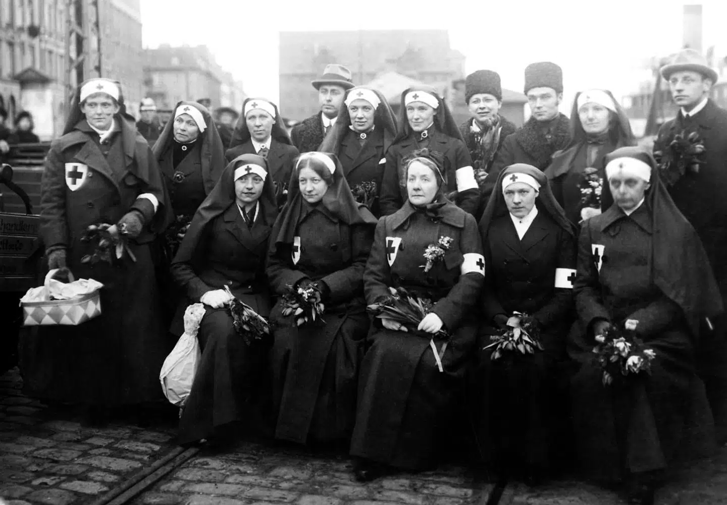 Under krigen iværksatte den danske stat og hjælpeorganisationer en omfattende hjælp til krigsfanger og civile. Hjælpen var med til at sikre den danske neutralitet. Danmark fik således ansvaret for nogle millioner krigsfanger i det russiske rige og mange ekspeditioner sendtes afsted med læger, sygeplejersker og sanitetsfolk. Det er vel nok det største hjælpearbejde, som Danmark nogensinde har udført. Desuden byggede man i Hald og Horserød barakbygninger til syge krigsfanger. Fotografiet viser danske kvinder fra Dansk Røde Kors hjemvendt fra krigen.Scanpix