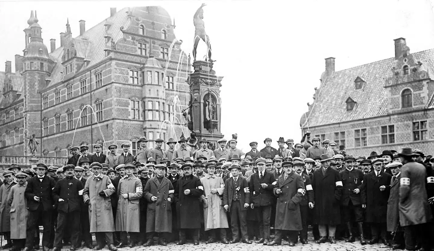 Hjemvendte nordslesvigske krigsfanger under deres besøg i København. Her besøger de dog Frederiksborg Slot i Hillerød efter at være ankommet med skibe til Skovshoved havn i 1919.Scanpix