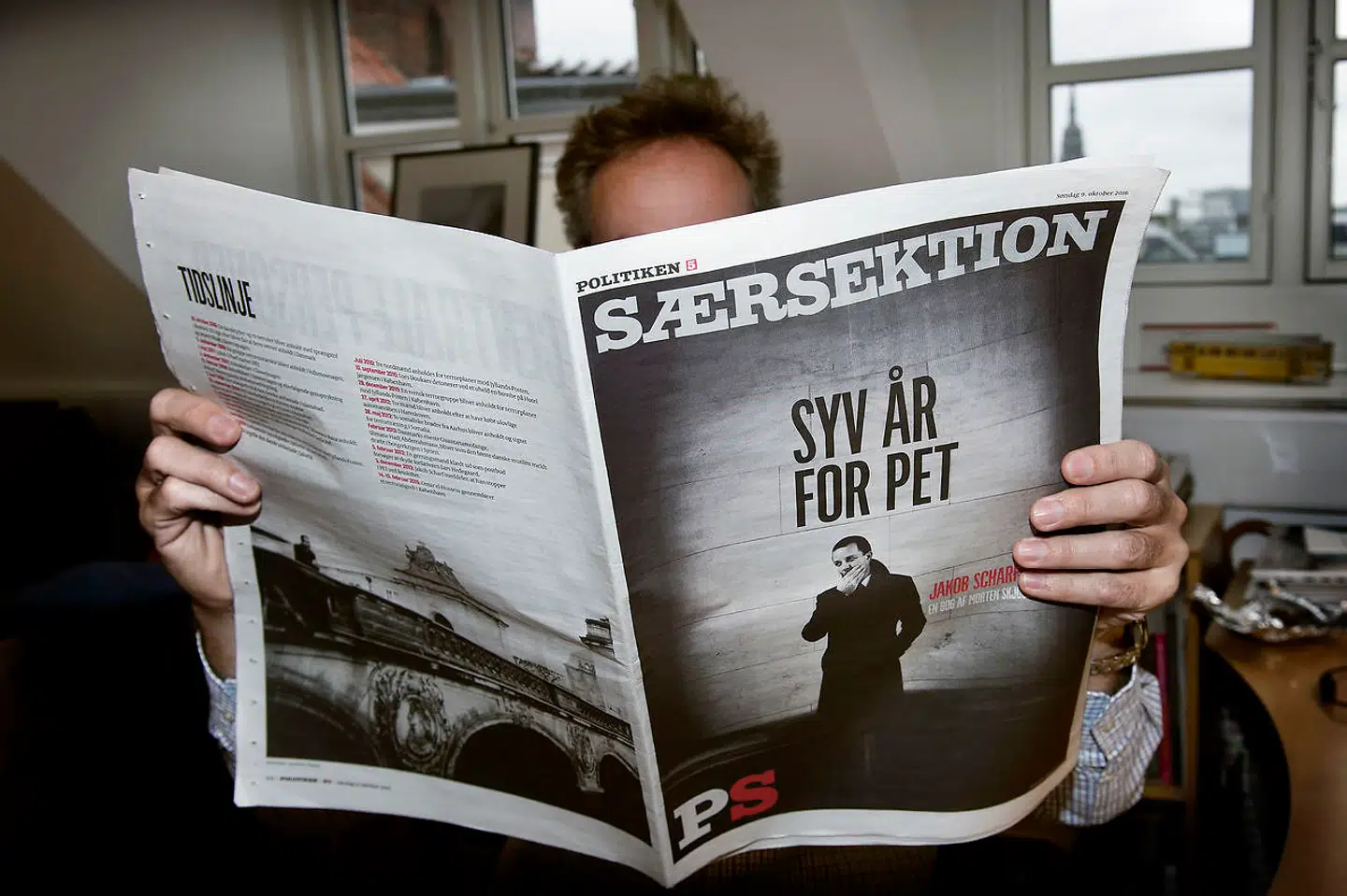 Dagbladet Politiken valgte søndag 9. oktober 2016 at trykke bogen »Syv år for PET« trods fogedforbud.