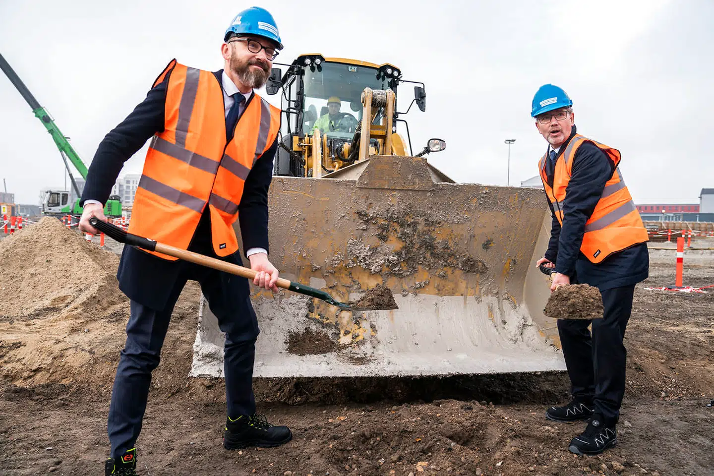 Til højre overborgmester i København, Frank Jensen (S), som tager det første spadestik til Sydhavnsmetroen på Enghave Brygge i november 2018 sammen med bygnings- og boligborgmester Ole Birk Olesen (LA). Enhave Brygge bag HC Ørstedsværket er én af de nye bydele, som bliver opført i Hovedstaden i øjeblikket. Her bliver plads til 2.400 boliger. Foto: Martin Sylvest/Ritzau Scanpix 2018