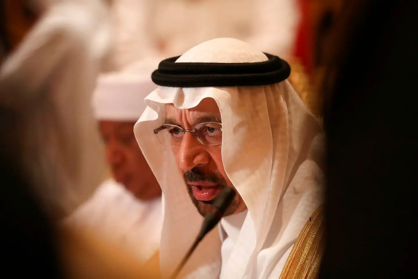 OPEC-olieministrene har signaleret, at man er villige til at nedsætte produktionen for at bremse faldet i oliepriserne. Her taler den saudiske energiminister Khalid al-Falih. Foto: Karim Sahib/AFP/Ritzau Finans
