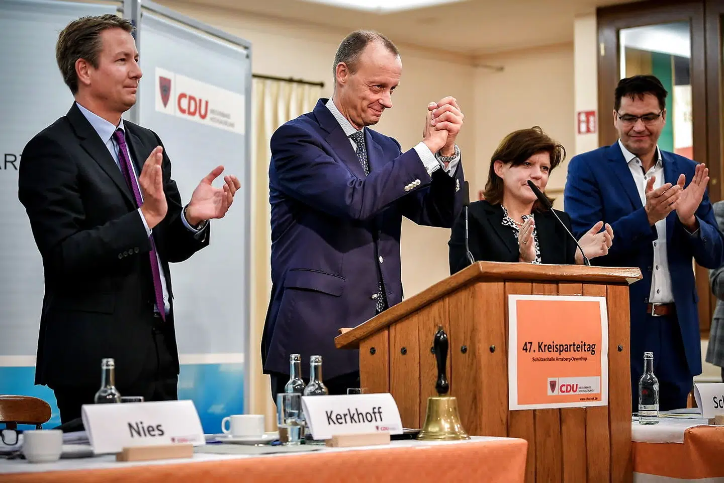 Lørdag holdt Friedich Merz en tale i sin hjemby Arnsberg i Sauerland, hvor han også officielt blev nomineret som kandidat til CDU-formandsposten. I sin tale lagde han luft til Horst Seehofer, som han kritiserede for at have ydmyget Merkel.