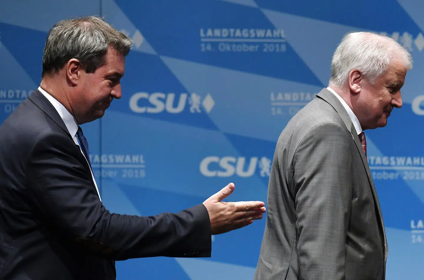 I marts 2018 måtte Horst Seehofer afgive ministerpræsidentposten til sin rival Markus Söder. Ved delstatsvalget i Bayern i oktober gik CSU 10 procentpoint tilbage, men mange gav Seehofer - og ikke Söder - skylden. Nu tyder alt på, at Seehofer også må afgive CSU-formandsposten til Söder. Det er mere en personlig antipati end politik, der skiller de to CSUer. I en ny bog er Seehofer og Söder blevet sammenlignet med Tom og Jerry – rent bortset fra, at de begge hele tiden forsøger at sætte ild til hinandens haler.