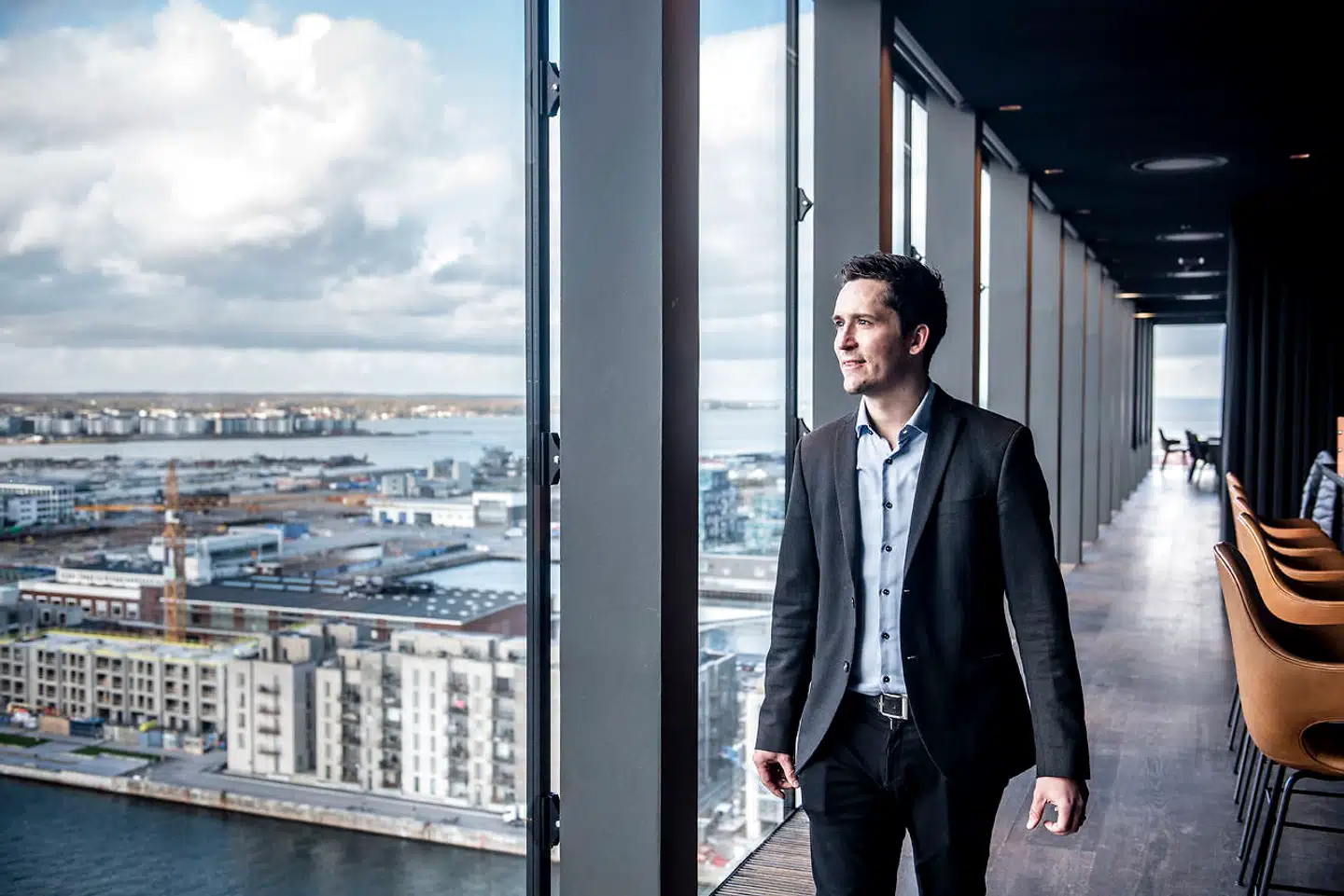 »Der er ingen tvivl om, at markedet for boligbyggeri i København er afventende. Ingen ved helt, om det går den ene eller den anden vej,« siger Jacob Eiskjær Olesen, medejer og adm. direktør i Nordic Real Estate, der blandt andet har bygget luksusbyggeriet The Silo, hvorfra han nyder udsigten over den nye bydel Nordhavn.