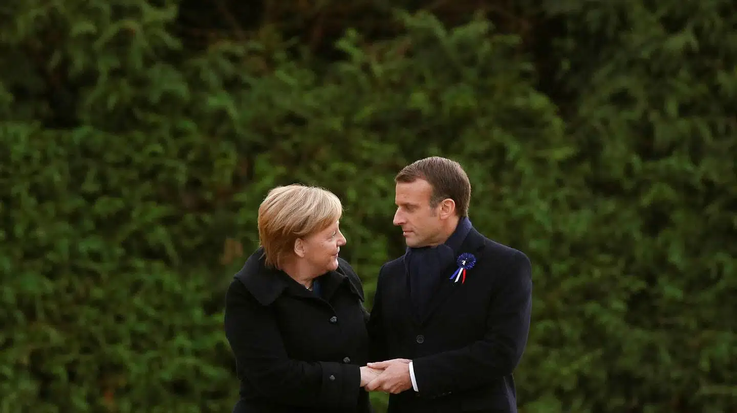 Ved en mindeceremoni for afslutningen på Første Verdenskrig gav den tyske kansler, Angela Merkel, og Frankrigs præsident, Emmauel Macron, hinanden hånden efter offentliggørelsen af en mindeplade. søndag den 11. november 2018.. (Foto: PHILIPPE WOJAZER/Ritzau Scanpix)