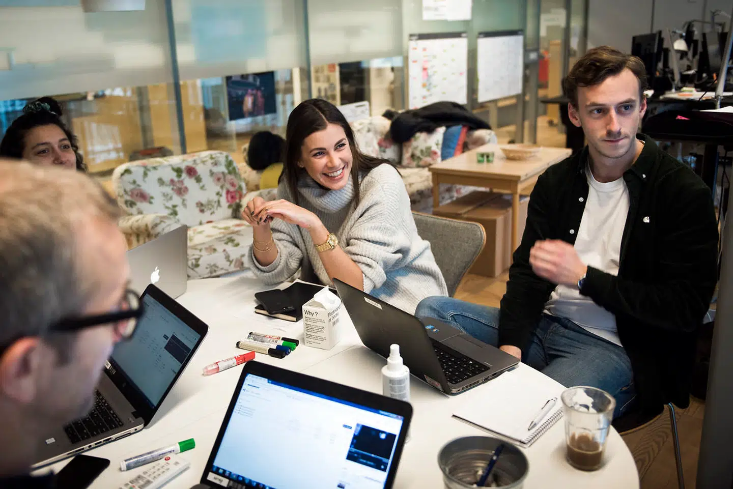 Gyrith Cecilie Ross til morgenmøde med kollegerne i »Quizzen«s hyggelige redaktionslokale.