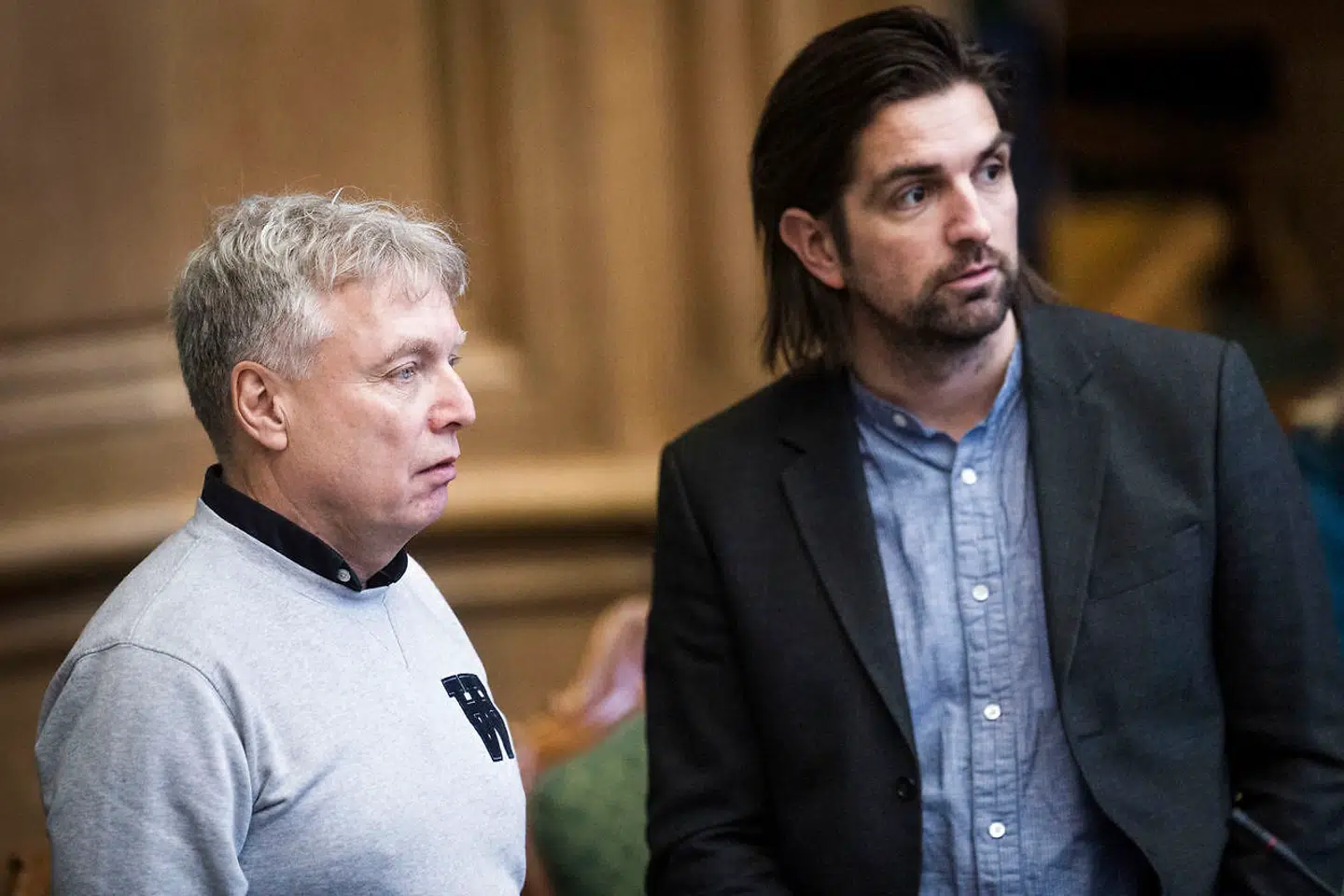 Alternativet er blevet kritiseret for dobbeltmoral, fordi flere af partiets ledende figurer har fløjet adskillige gange på få år, mens partiet går ind for at begrænse CO2-udledningen – bl.a. ved hjælp af mindre flytrafik. Men det er »en fuldstændig vanvittig dagsorden«, mener gruppeformand René Gade, for Alternativets egne politikere skal ikke leve i fuld overensstemmelse med partiets politik.