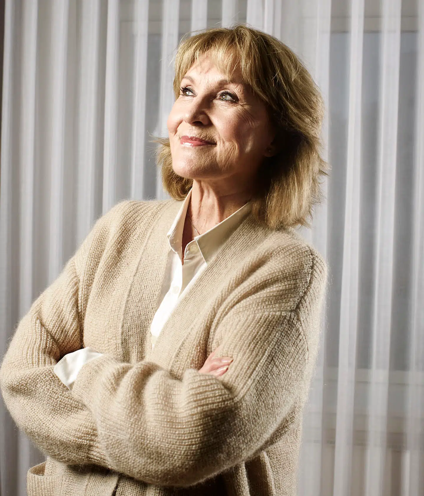 »Når du står på balkonen på Hawaii, og der kommer en sms hvor der står, at der er et missil på vej, og man skal søge øjeblikkelig dækning, så bliver man jo ængstelig. Men jeg tænkte, at hvis jeg skulle blive til aske om lidt, så var jeg i det mindste sammen med de to mennesker, jeg elsker højest, og havde en smuk udsigt over vandet.« Historien er en af dem, man kan læse i Susse Wolds nye bog, »Bevægelse«.