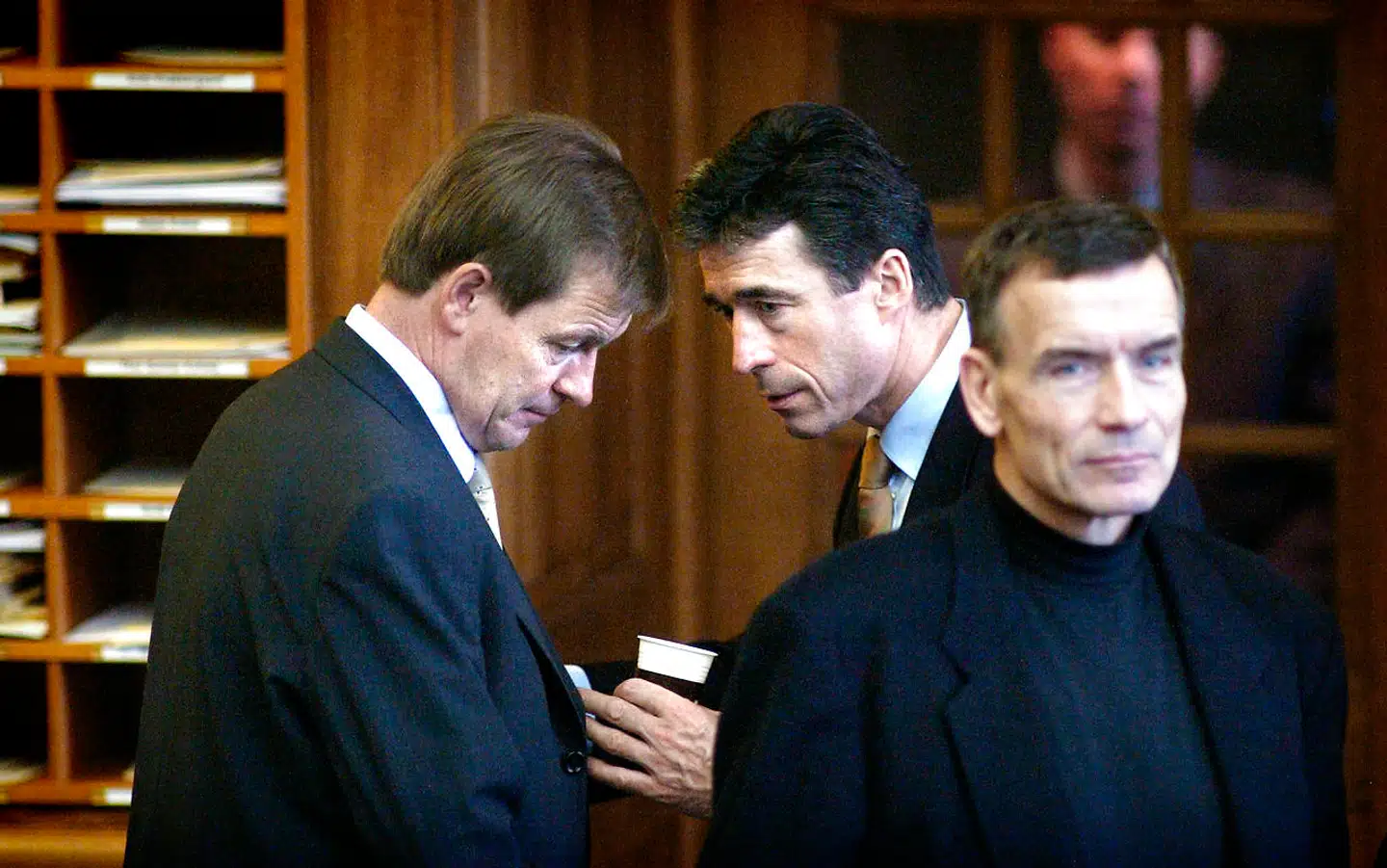 Den dag Danmark gik i krig. Daværende erhvervs- og økonomiminister Bendt Bendtsen (tv), statsminister Anders Fogh Rasmussen (im) og de konservatives forsvarspolitiske ordfører Helge Adam Moeller under Folketingets Irak-debat onsdag 19. marts 2003. Foto: Ritzau / Scanpix / Jens Nørgaard Larsen