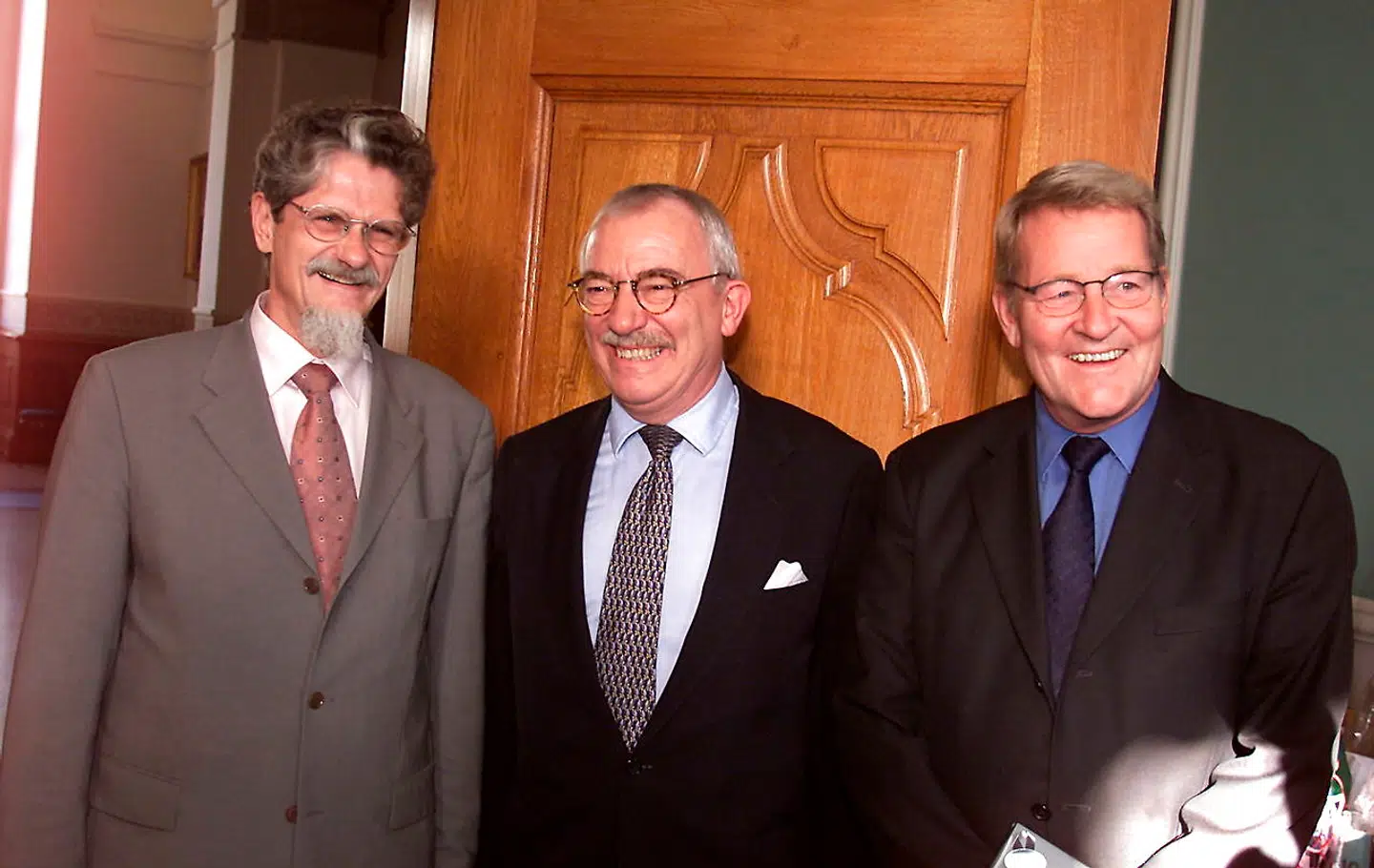 Mogens Lykketoft (t.v.), da han endnu var udenrigsminister, i selskab med Uffe Ellemann-Jensen (i midten) og en anden tidligere udenrigsminister, de Radikales Niels Helveg Petersen (t.h.), i anledning af Uffe Ellemann-Jensens 60 års fødselsdag i 2001.