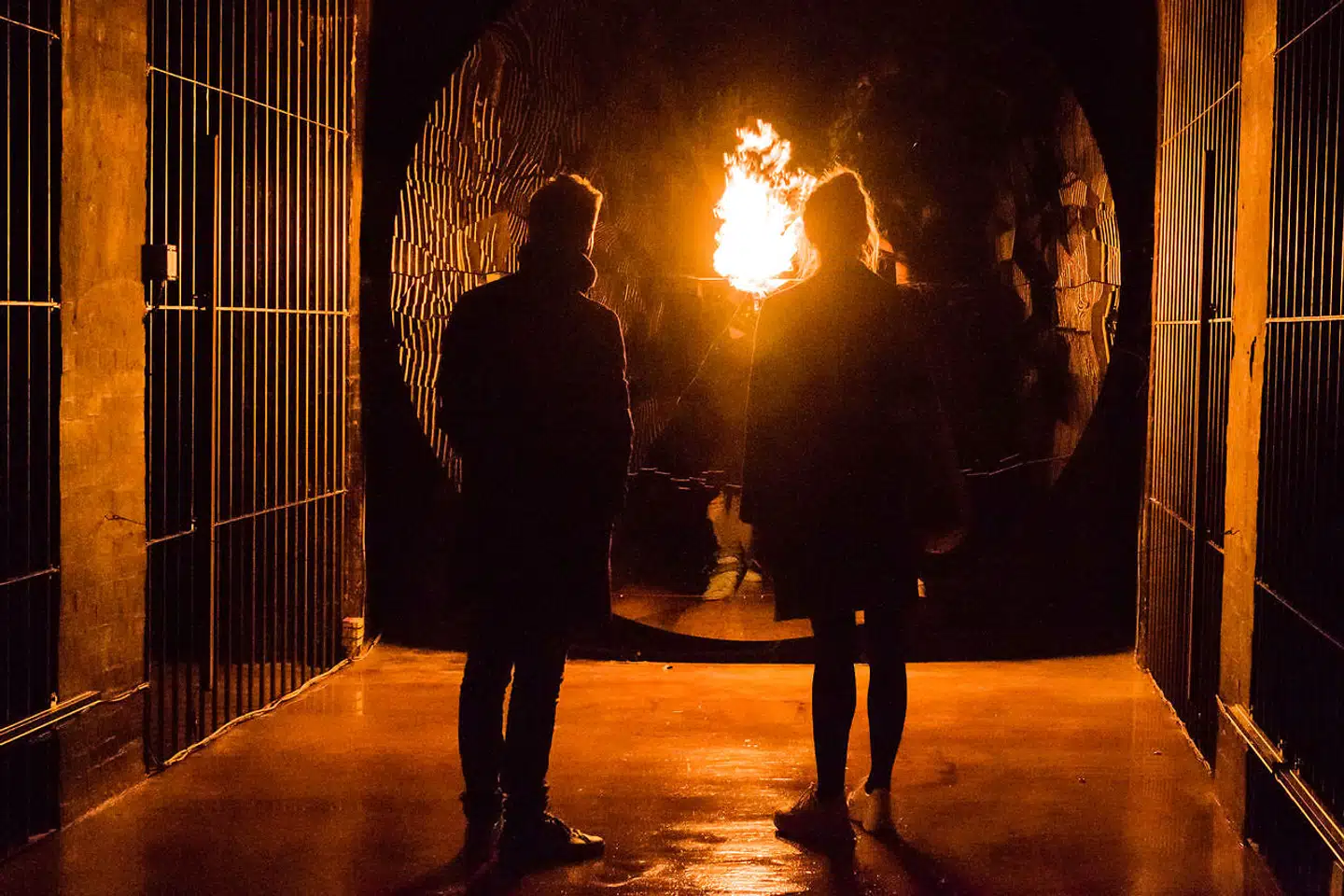 Blandt de forunderlige oplevelser, man kan støde på under vandringen i Jeppe Heins scenografiske installation i Cisternerne, er en flamme, der kommer ud fra væggen - og bliver større, jo tættere man kommer. Pressefoto