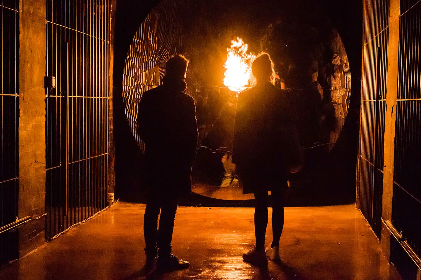 Blandt de forunderlige oplevelser, man kan støde på under vandringen i Jeppe Heins scenografiske installation i Cisternerne, er en flamme, der kommer ud fra væggen - og bliver større, jo tættere man kommer. Pressefoto