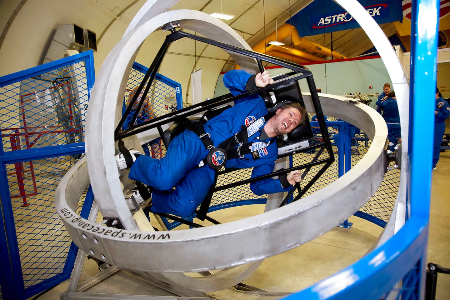At blive slynget som en tøjbamse i en tørretumbler, der kan bevæge sig i samtlige retninger, er en unik og overraskende ikke-kvalmende oplevelse. Her ses Berlingskes Thomas Conradsen iklædt NASAs pilotdragt og sit mest fjogede smil. Foto: National Geographic/Jon Morgan
