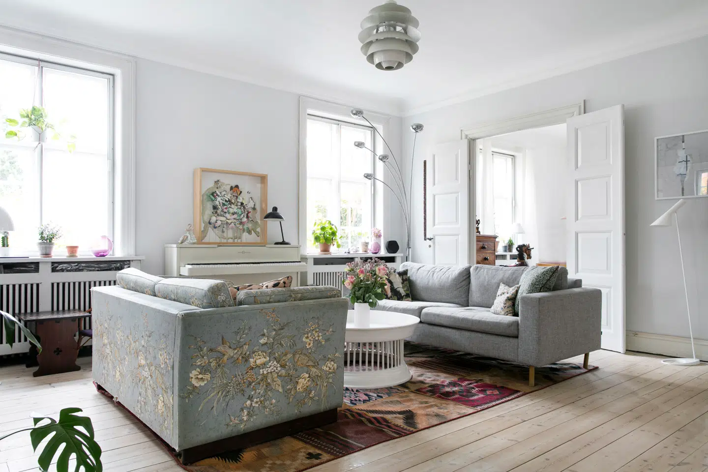 Husets hjerterum er det, Wendy Plovmand kalder »et socialt sofarum«. Det ligger som det midterste af tre stuer en suite. I familiens tidligere hjem stod sofaen klinet op ad spisebordet, men med den megen nye plads er der plads til to sofaer, så familien kan sidde og snakke, hygge, læse, spille spil og spille på klaver.