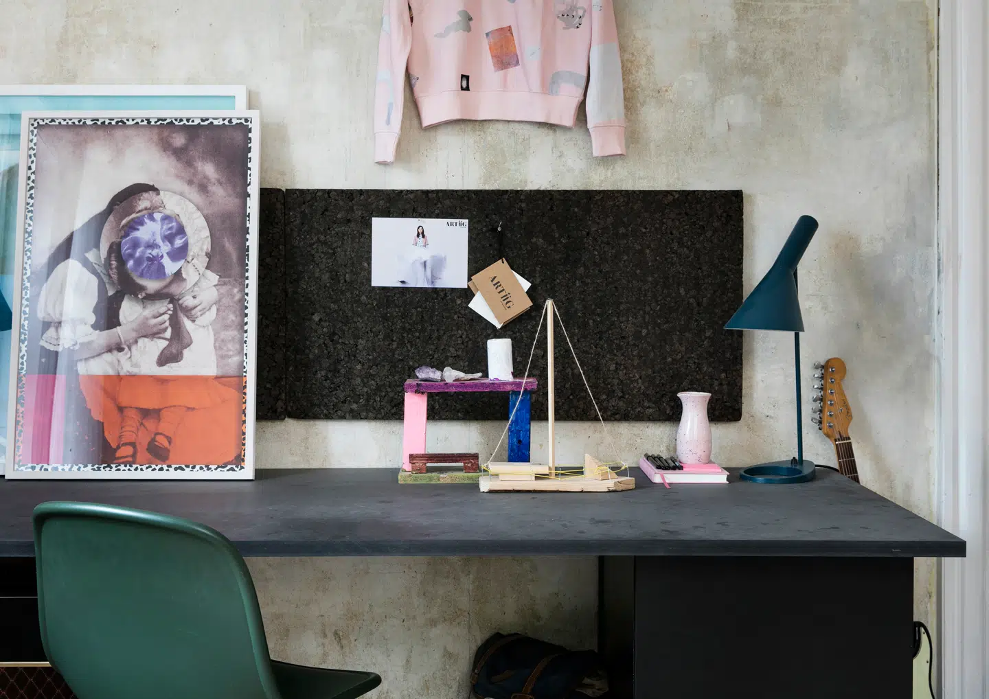 Det rum, Wendy Plovmand er mest glad for at have fået plads til, er krearummet, som ligger i forlængelse af køkken og stue. Her kan hun arbejde med sin kunst på tøjprojektet Artiig, hun kan male og skabe nye værker, mens børnene gør det samme. Og i hjemmet får børnenes værker samme udstillingsplads som Wendy Plovmands egne.