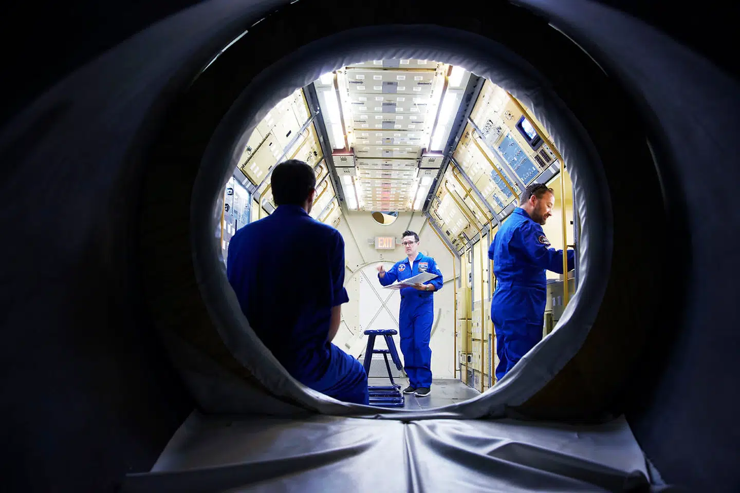 De timelange samarbejdsmissioner er selve hjertet af Space Camp. Her er tre medlemmer af »Team Kennedy« ved at planlægge, hvilke fund fra det ydre rum, de skal udforske i den sparsomme tid, de har til rådighed.