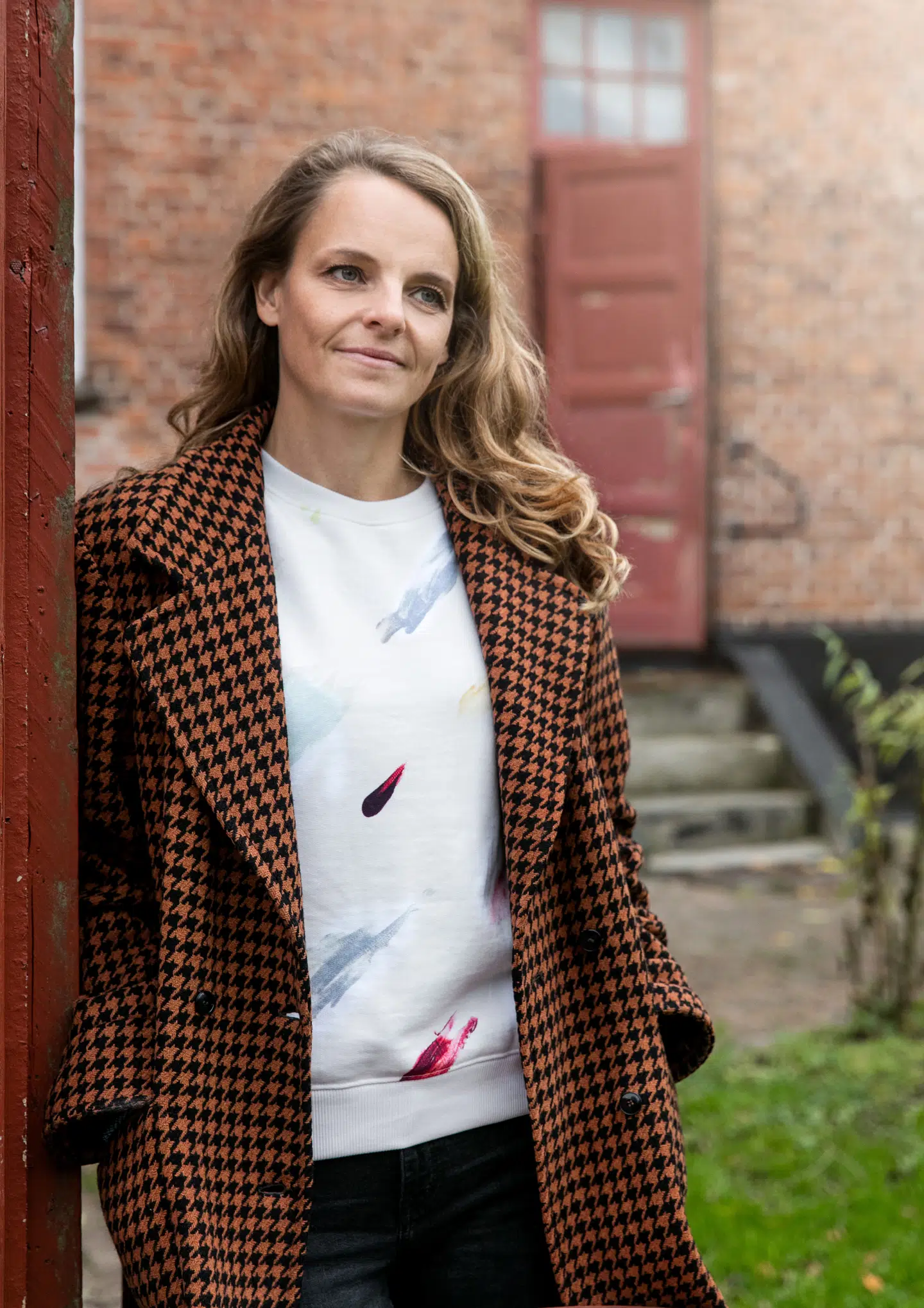 Wendy Plovmand, kunstner, creative director for Copenhagen Fashion Week og kvinden bag Artiig, der skaber kunst på sweatshirts, der hver især er nummererede. Se mere på Plovmand.com og på Instagram @_artiig og @_plovmand. Bor sammen med sin mand og deres tre børn i alderen tre til ti år.