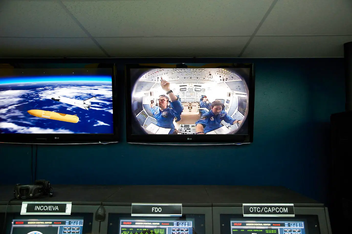 Thomas Conradsen var pilot i den ene mission af de to missioner, han gennemgik på Space Camp. Her skulle han håndtere snesevis af knapper og modtage kommandoer fra kontrolcenteret (hvor billedet er taget). I missionerne får alle deltagere en rolle og et manuskript, man skal følge. Men i tide og utide går alting galt, og så må man kæmpe sammen for at overvinde problemerne.