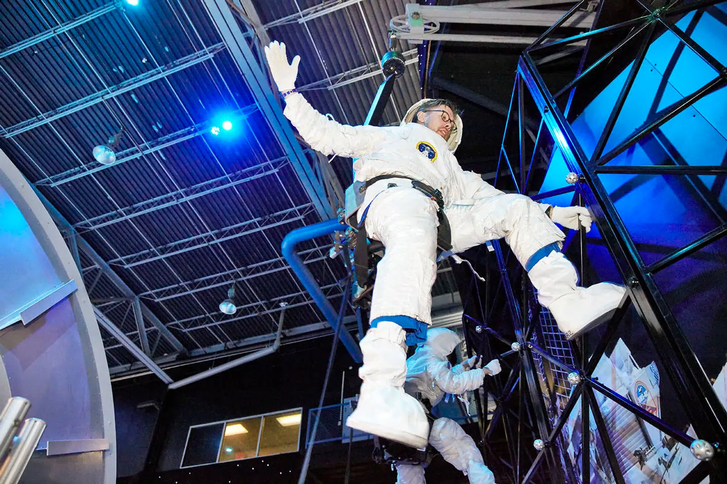 Noget af det mest fantastiske ved Space Camp er at udføre opgaver i simuleret vægtløshed. Her hænger Berlingskes Thomas Conradsen i en robotarm, der har en modvægt i et vandkar på den anden side. Modvægten tog højde for hans vægt, og det gav følelsen af at kunne svæve frit i alle retninger.