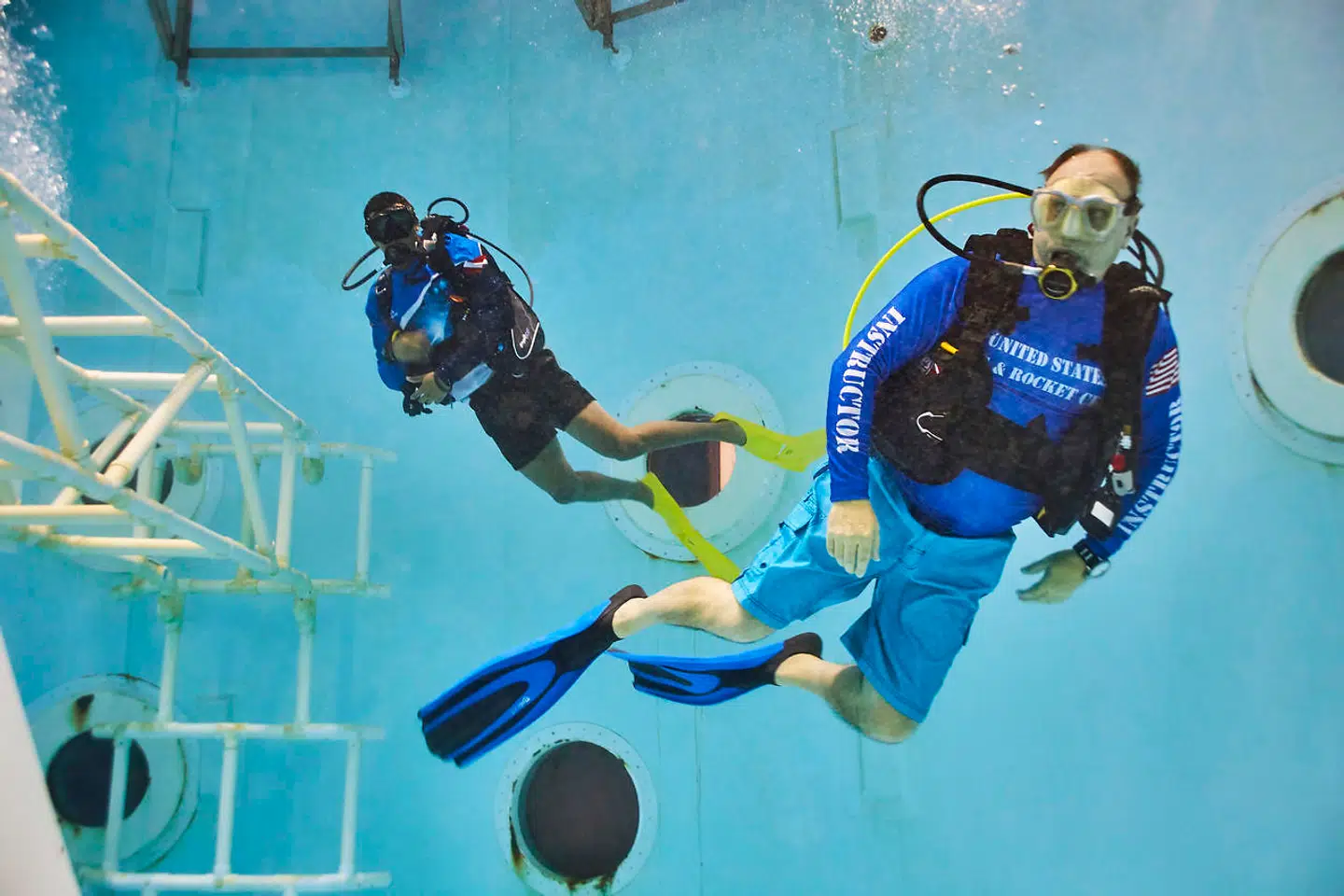 En anden måde, der simuleres vægtløshed på under Space Camp, er en dykkerøvelse, hvor man kommer 15 meter ned og arbejder på en 1-til-1-kopi af en rumsonde.
