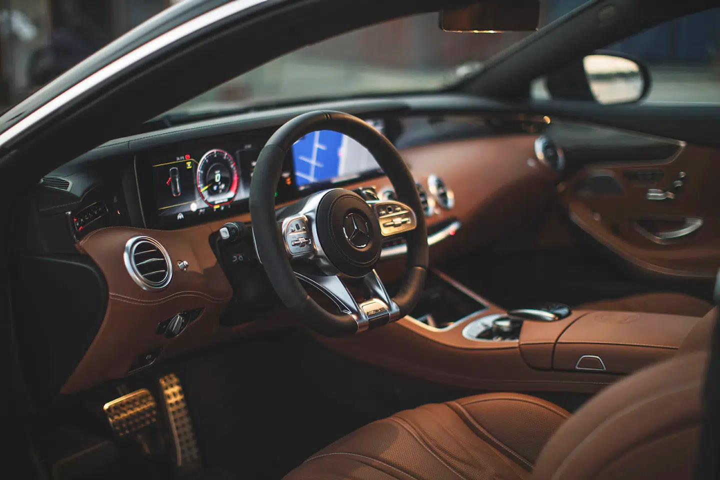 Kabinen er en digital magtdemonstraion i infotainment og komfortudstyr pakket i læder og kulfiber. Foto: PR