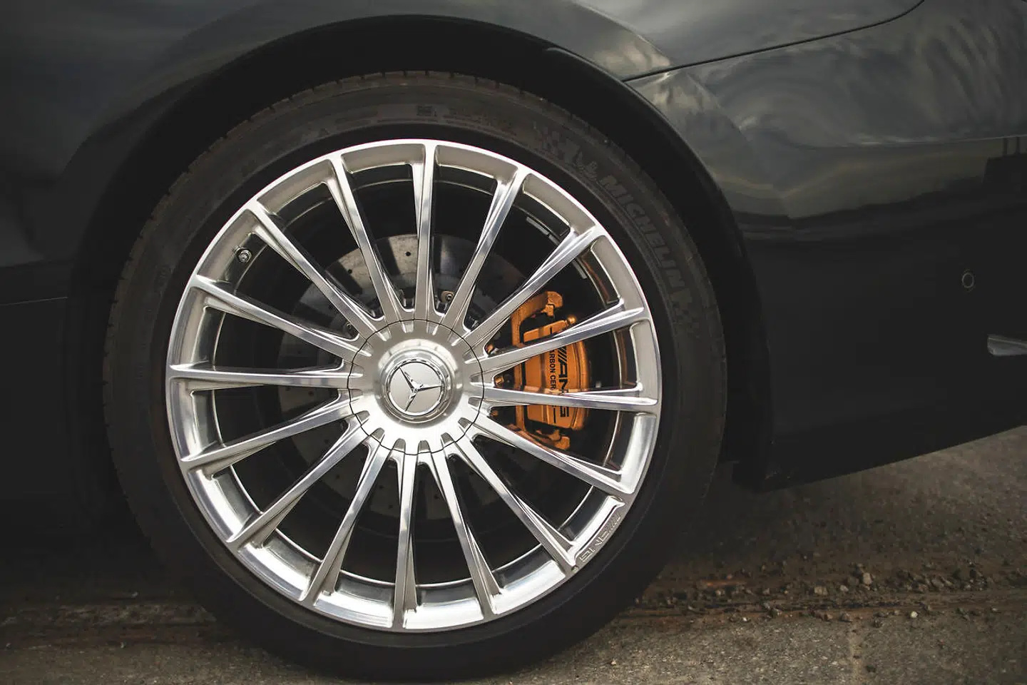 Kulfiberbremserne er gigantiske, og leverer stopkraft som en mor der snupper junior i nakken under et flugtforsøg fra opvasken. Foto: PR