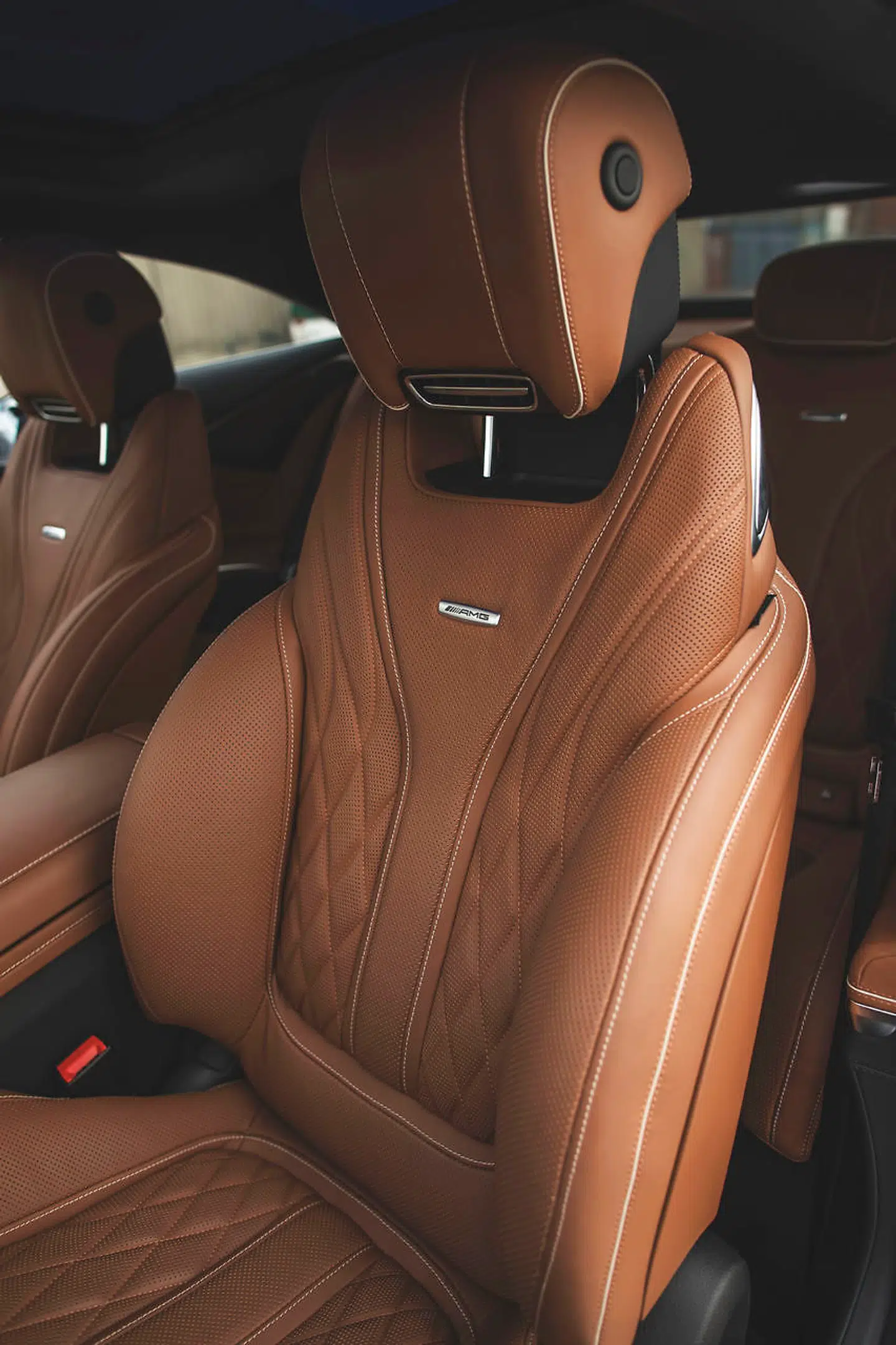 Lædersæderne har naturligvis massagefunktion med et større repertoire af massagestilarter - perfekt til en lang tur på landevejen. Foto: PR