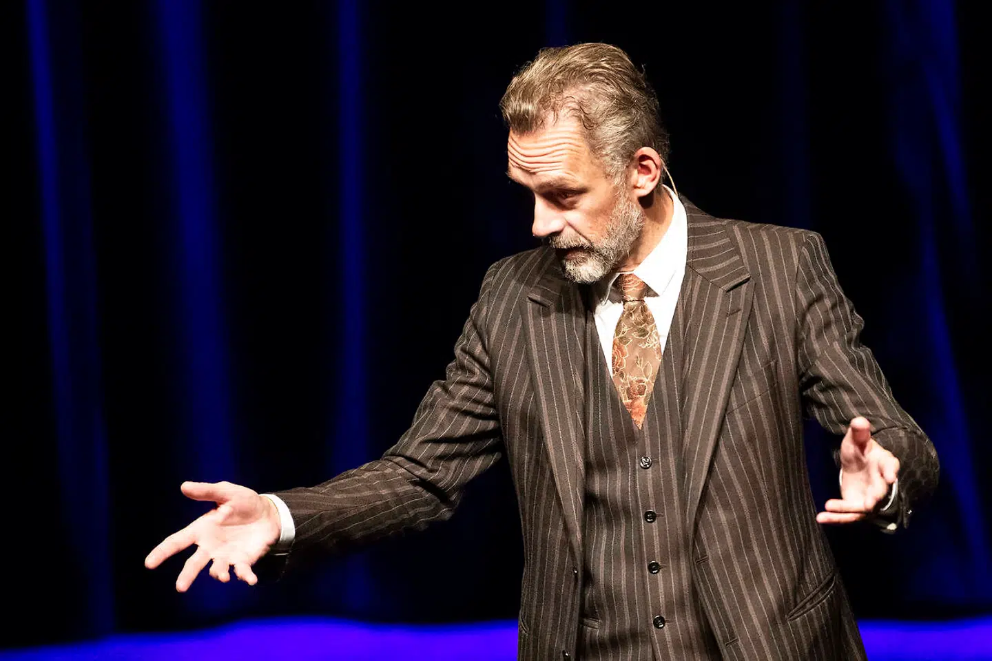 Den canadiske psykolog Jordan Peterson er en af verdens mest populære kultskikkelser og har delt vandene med sit syn på kønskampen. Tirsdag 7.november 2018 lagde han vejen forbi Bremen Teater i København.