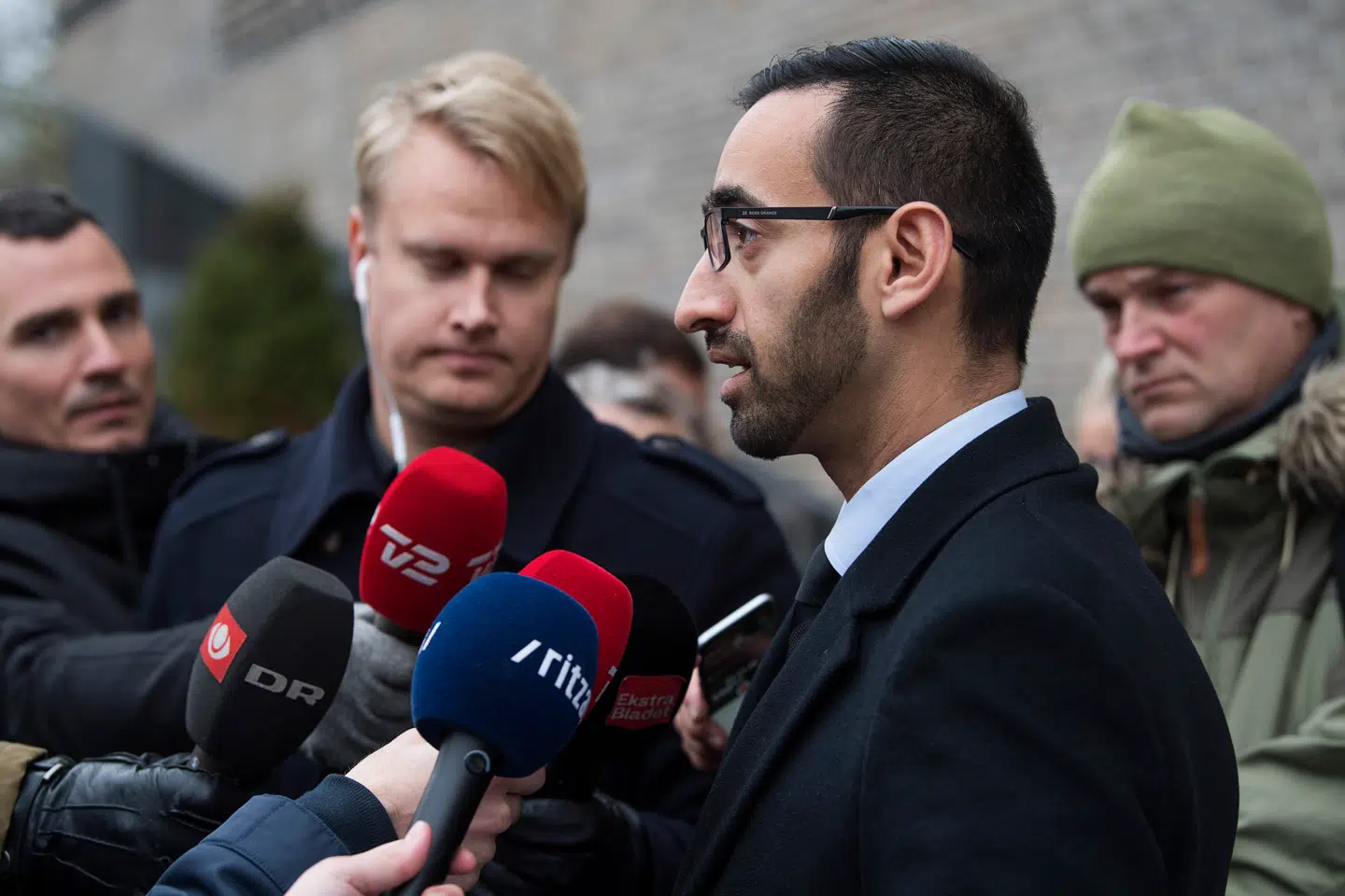 Britta Nielsens forsvarsadvokat Nima Nabipour uden for Retten på Frederiksberg. Britta Nielsen har endnu ikke taget stilling til anklagen om svindel for ikke mindre end 111 mio. kr. og altså hverken erklæret eller nægtet sig skyldig i sagen. Ifølge Nabipour er det efter hans råd.