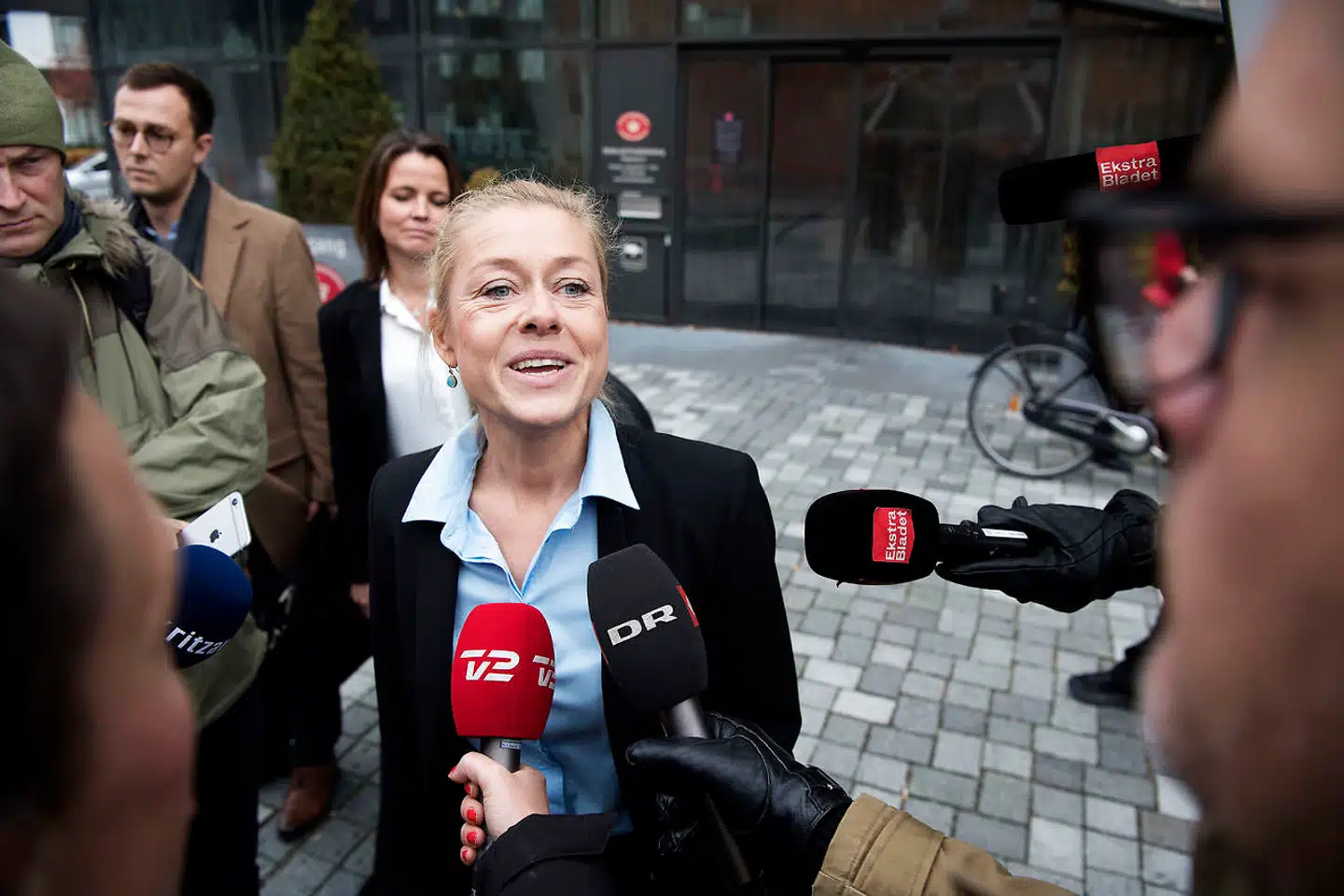 Anklager fra anklagemyndigheden Kia Reumert bad om lukkede døre til grundlovsforhøret af Britta Nielsen af hensyn til sagens efterforskning. Britta Nielsen blev varetægtsfængslet frem til 4. december.