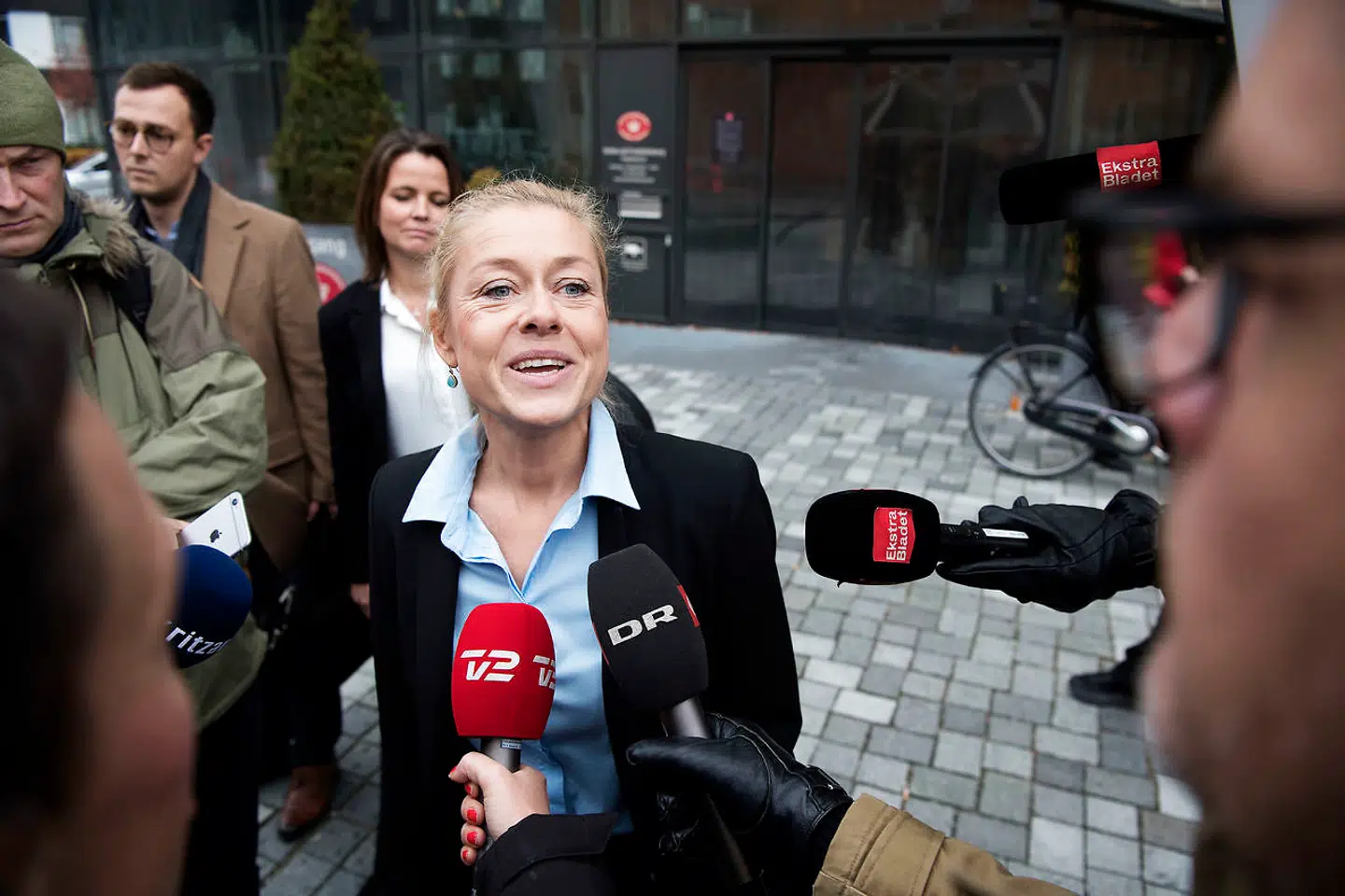 Anklager fra anklagemyndigheden Kia Reumert bad om lukkede døre til grundlovsforhøret af Britta Nielsen af hensyn til sagens efterforskning. Britta Nielsen blev varetægtsfængslet frem til 4. december.