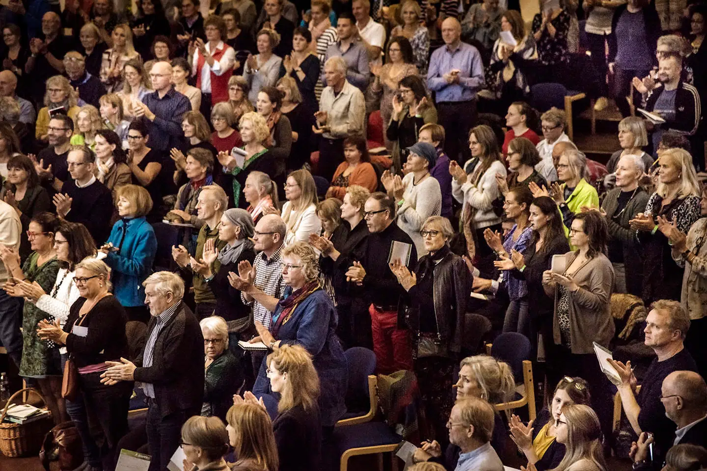 Cirka 500 mennesker havde indløst billet til den alternative kræftkonference »Cancer – en anden vej?«. Alle oplægsholdere modtog stående klapsalver. Især den alternativt orienterede læge Claus Hancke. Han sagde om lægers skepsis over for alternativ behandling. »De fleste siger, at det er udokumenteret. Det er selvfølgelig noget vrøvl. Man kan ikke sige, at det er udokumenteret. Man er nødt til at sige: 'Jeg har ikke læst noget.'«