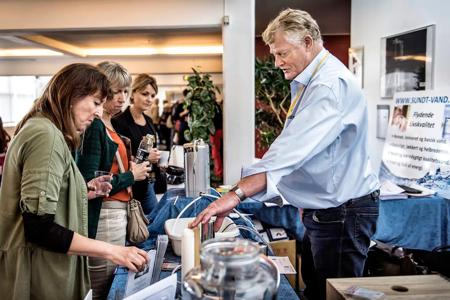 Erik Stolten sælger filtreret vand til konferencen »Cancer – en anden vej?«
