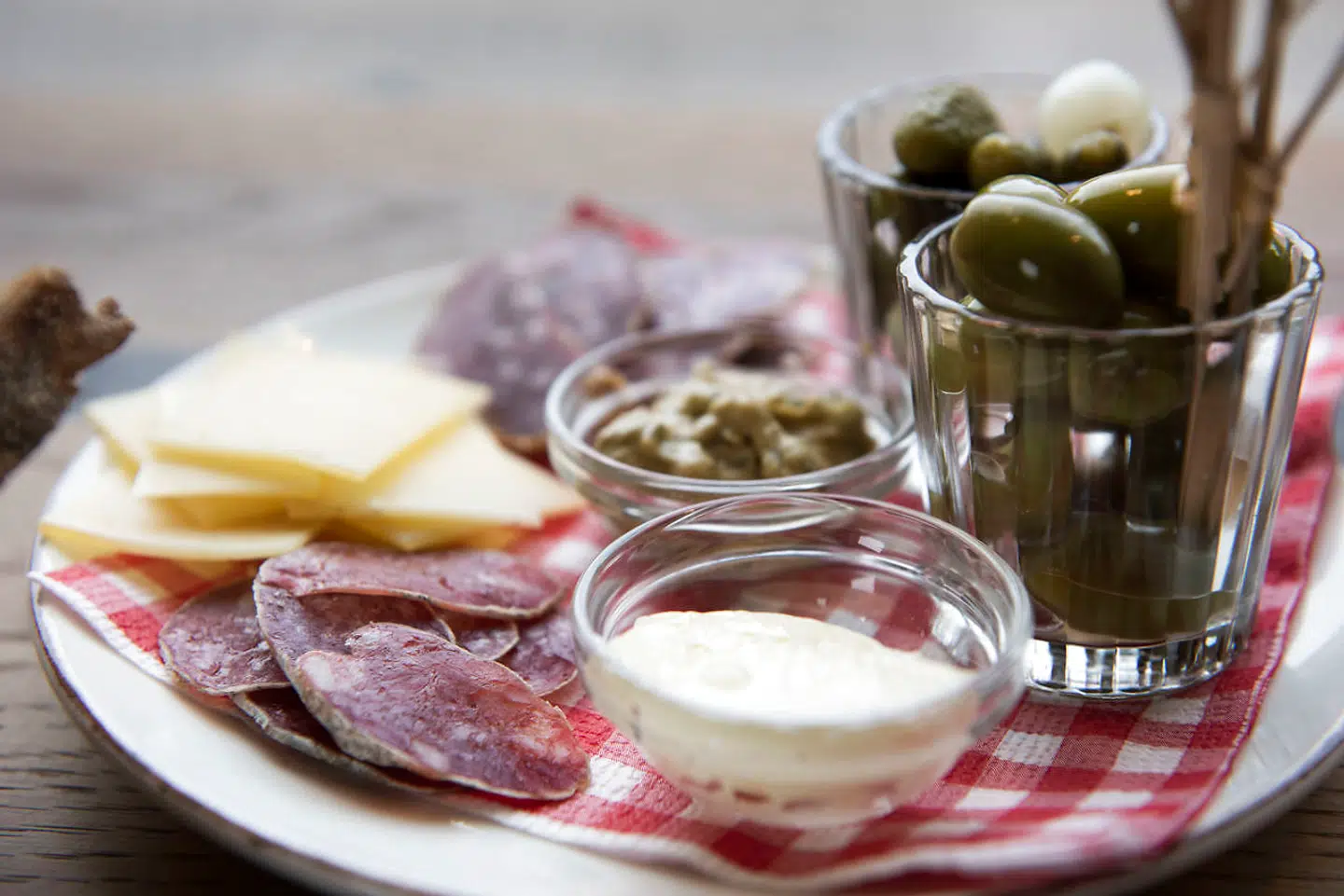 Ansjoserne er to die for på Paloma, der serverer forskellige snacks. Her en charcuterie-tallerken.