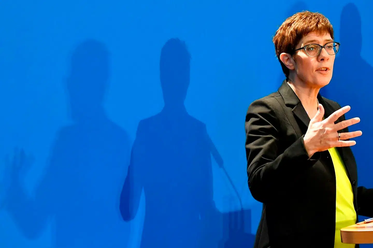 I en ny måling fører generalsekretær Annegret Kramp-Karrenbauer snævert over Friedrich Merz i kampen om at blive formand for CDU. Hun udfordres af sit ry som »Mini-Merkel«, men har i den forløbne uge lagt luft til blandt andet Merkels flygtningepolitik. I et stort interview plæderede hun fredag for, at afviste asylansøgere, som begår alvorlig kriminalitet, skal nægtes genindrejse i hele Schengen-området. I samme interview slår hun på, at hun – ligesom Merz – også har haft et »rendez-vous med virkeligheden«, vel at mærke da hun som regeringschef i Saarland skulle forklare 5.000 Bosch-medarbejdere, om de fortsat havde et job i morgen.