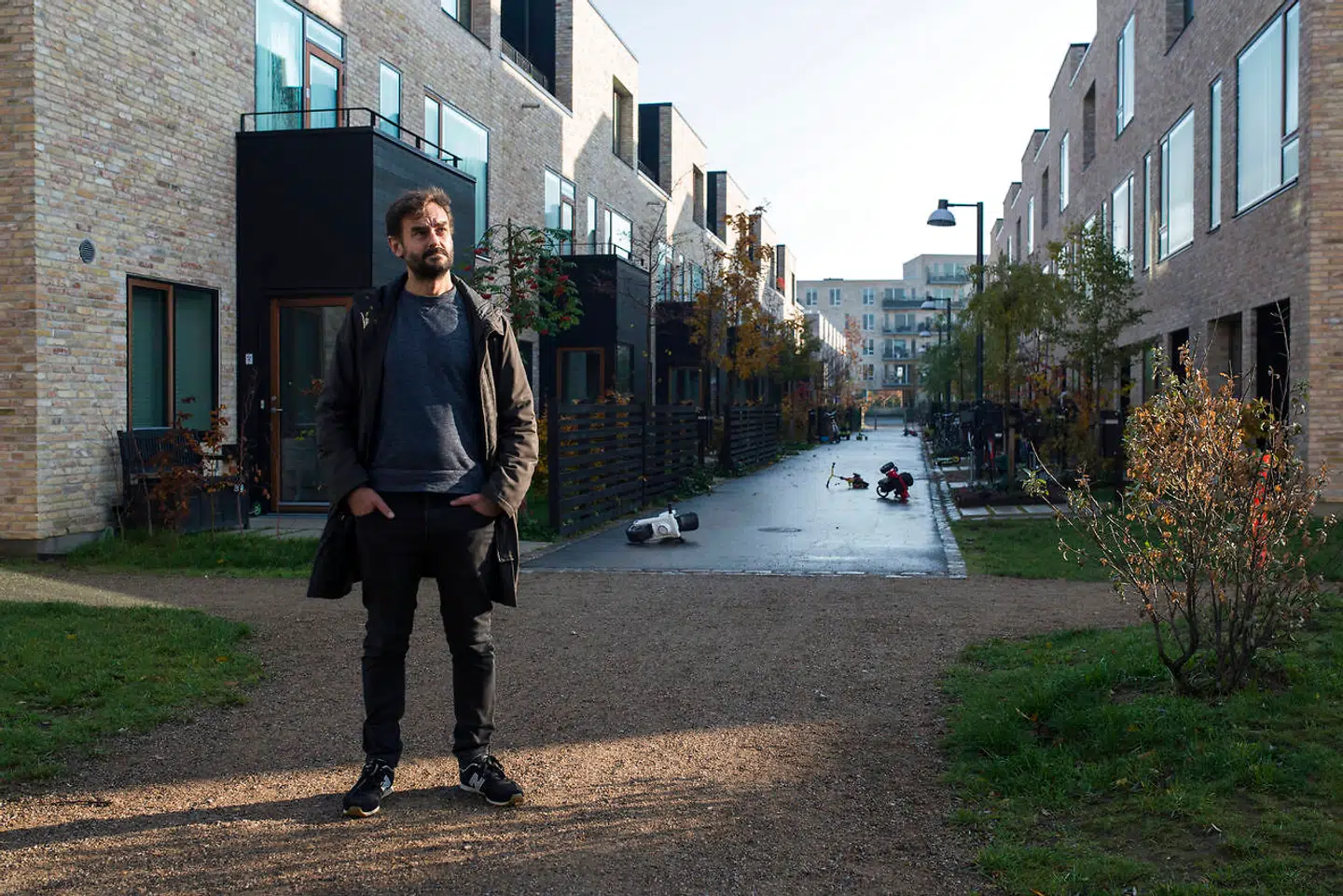 Forstaden er kommet til byen. Her er Mikkel Theller, lektor ved Institut for Kultur og Samfund på Aarhus Universitet og leder af Dansk Center for Byhistorie, på det nye sydlige Bryggen, der i folkemunde kaldes Tesla-parken.