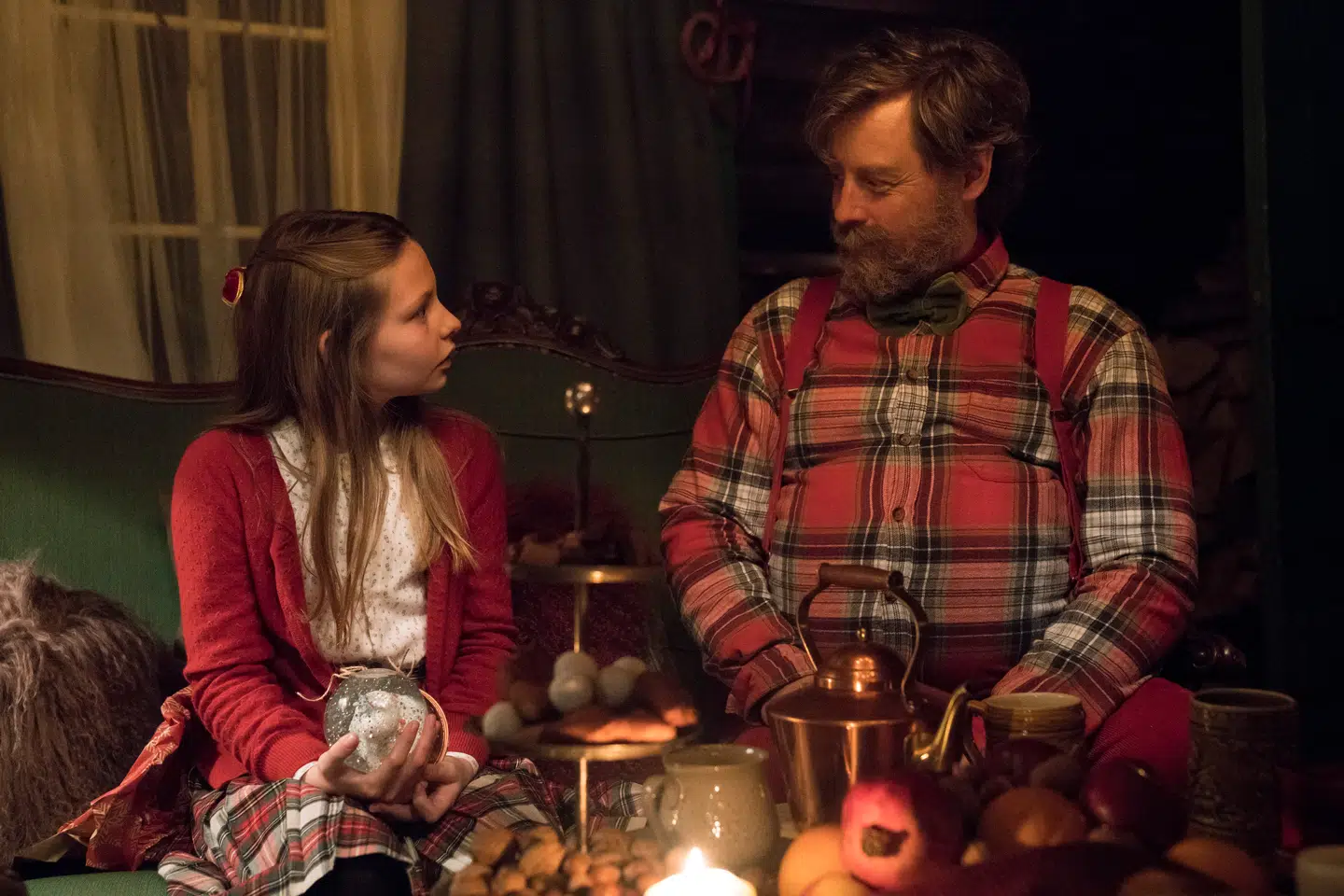 Martin Buch og det nye stortalent Ella Testa Kusk som far og datter i »Julemandens datter«.