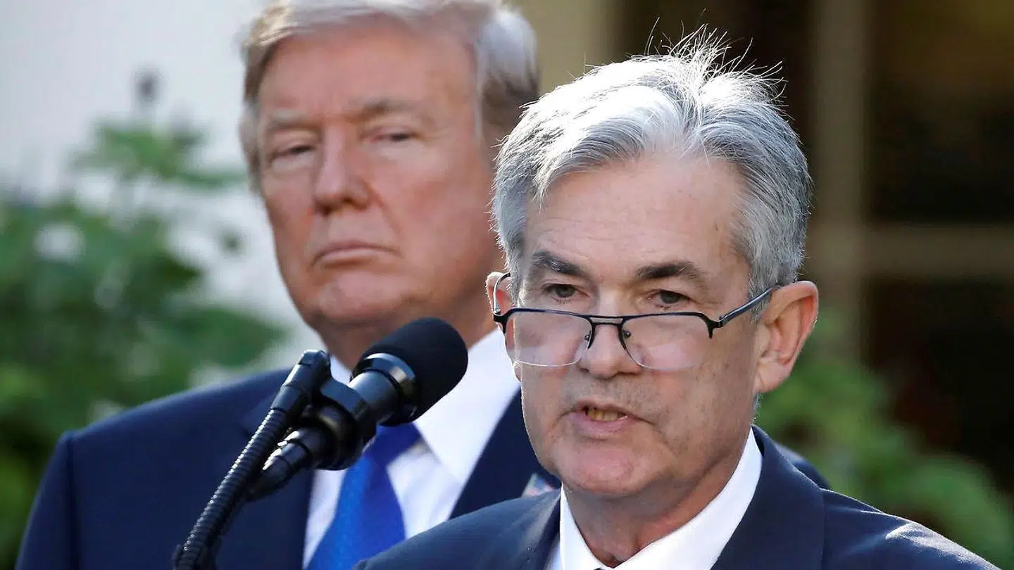 Donald Trump mener, at den amerikanske centralbank, Federal Reserve, »er vanvittig«, fordi den hæver renten for meget. Her står han bag ved formanden for centralbanken, Jerome Powell, som har lagt op til fortsatte rentestigninger.